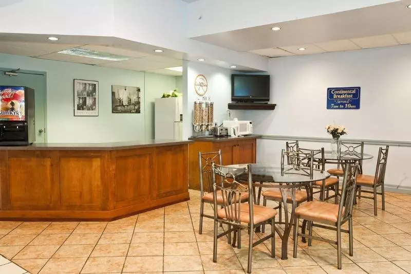 Szálloda Airport Inn Hamilton Days Inn