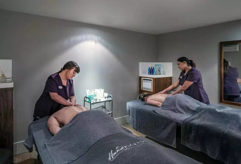 호텔 Brandshatch Place & Spa