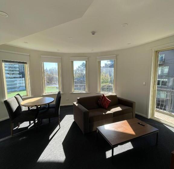 בית מלון כפרי South Yarra Central Apartment