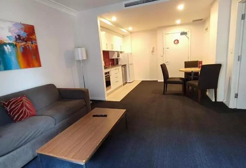 Отель South Yarra Central Apartment