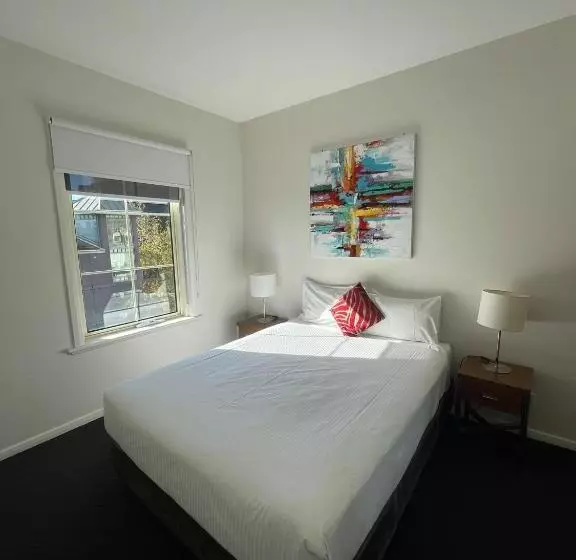 Отель South Yarra Central Apartment