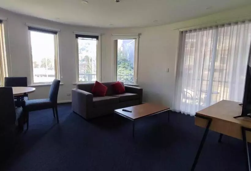 Отель South Yarra Central Apartment