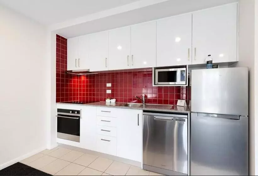 Отель South Yarra Central Apartment