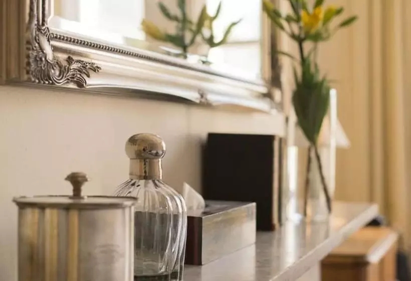 Отель The Russell Boutique