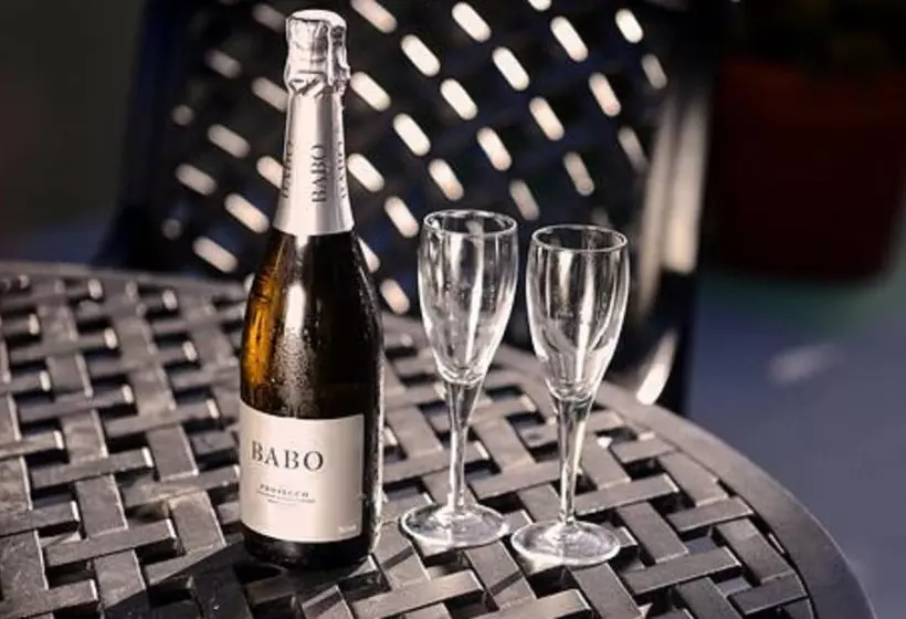 Отель The Russell Boutique