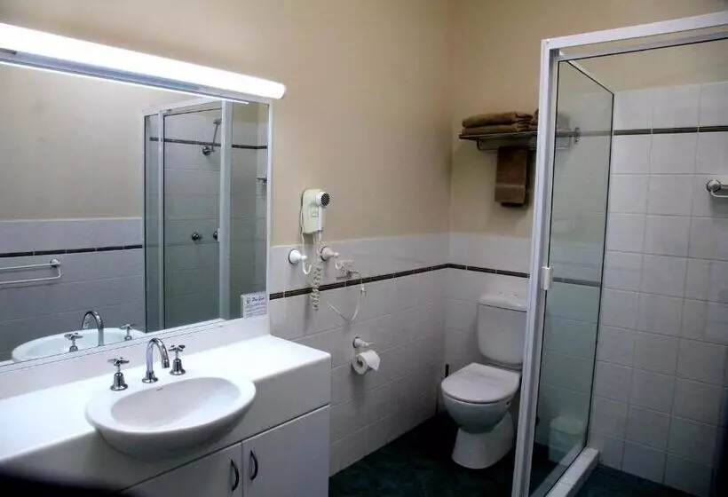 Отель Travellers Motor Village