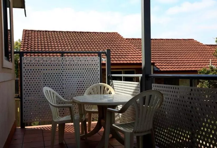 Отель Travellers Motor Village