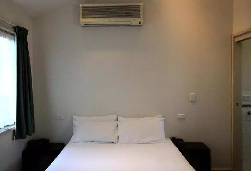 Отель Travellers Motor Village