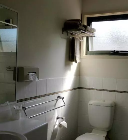 Отель Travellers Motor Village