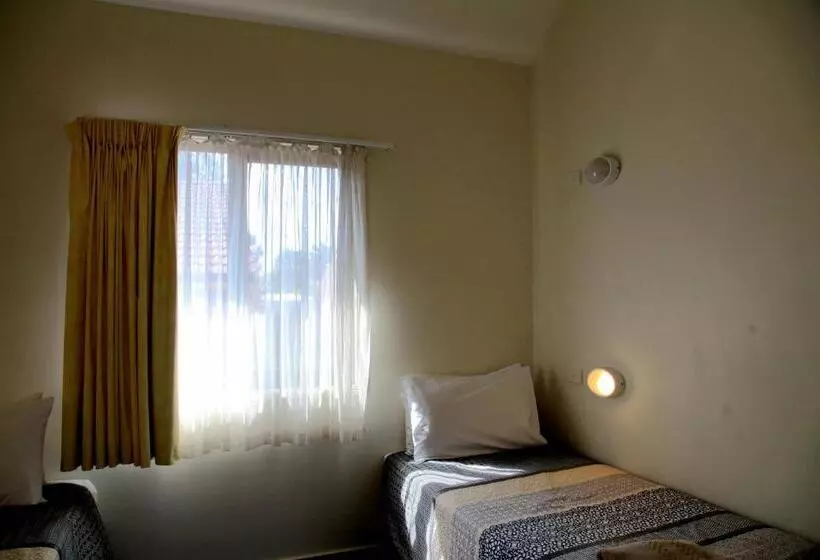 Отель Travellers Motor Village