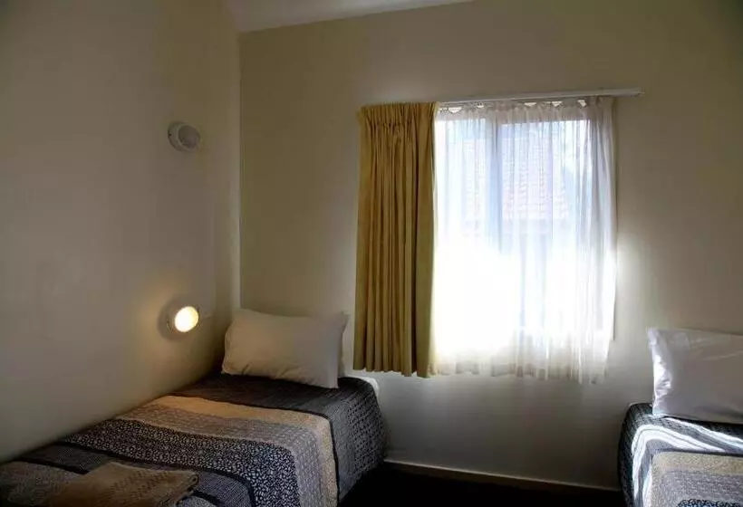 Отель Travellers Motor Village