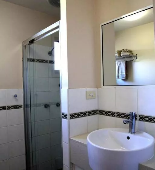 Отель Travellers Motor Village