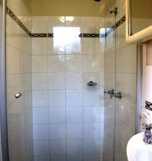 Отель Travellers Motor Village