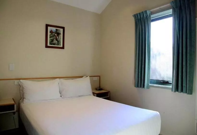 Отель Travellers Motor Village