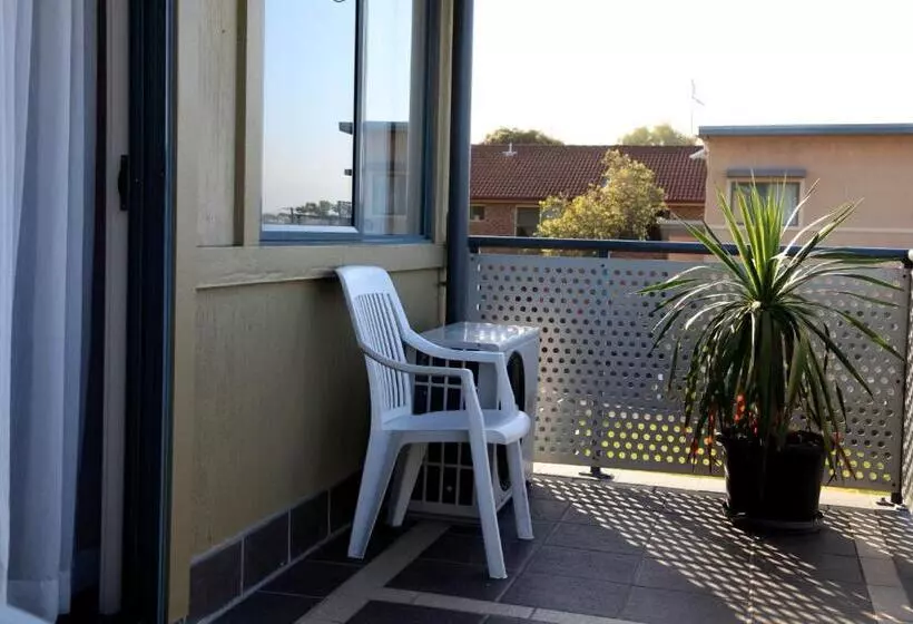 Отель Travellers Motor Village