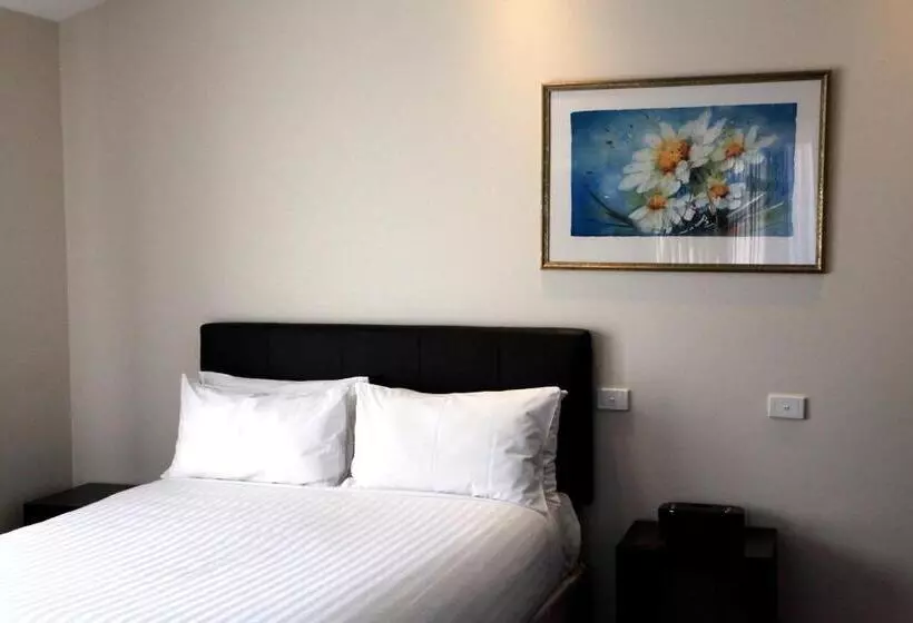 Отель Travellers Motor Village