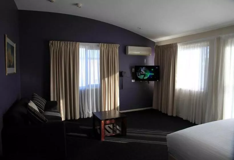 Отель Travellers Motor Village