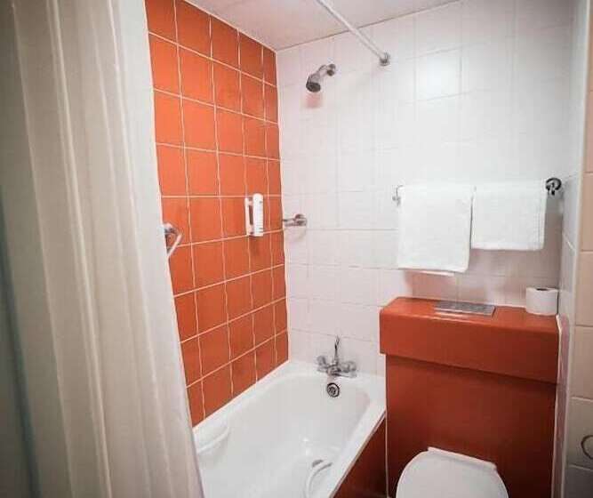 فندق Travelodge Belfast