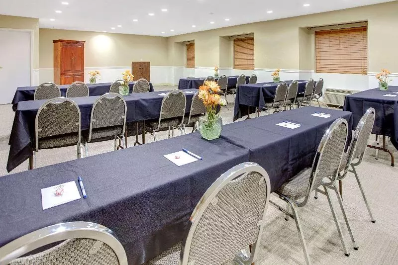 Microtel Inn & Suites By Wyndham Stockbridge/atlanta I75