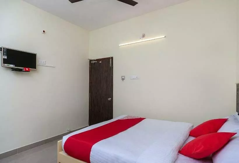 ホテル Oyo 19011  Sannidhi Residency