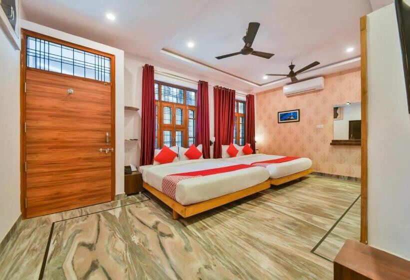 Отель Oyo 40796 Banjara Luxury Stay