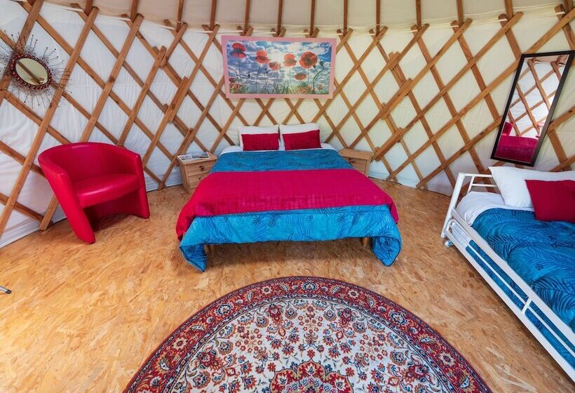 פנסיון Yourtissimo   La Maison Rouge