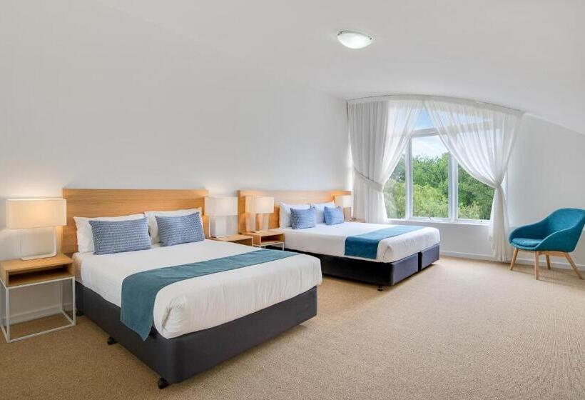 Отель Aligned Corporate Residences Williamstown