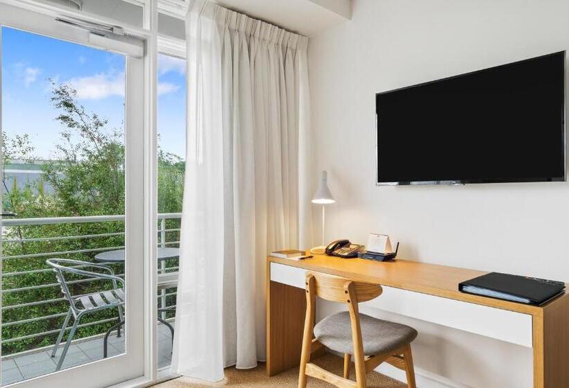 Отель Aligned Corporate Residences Williamstown