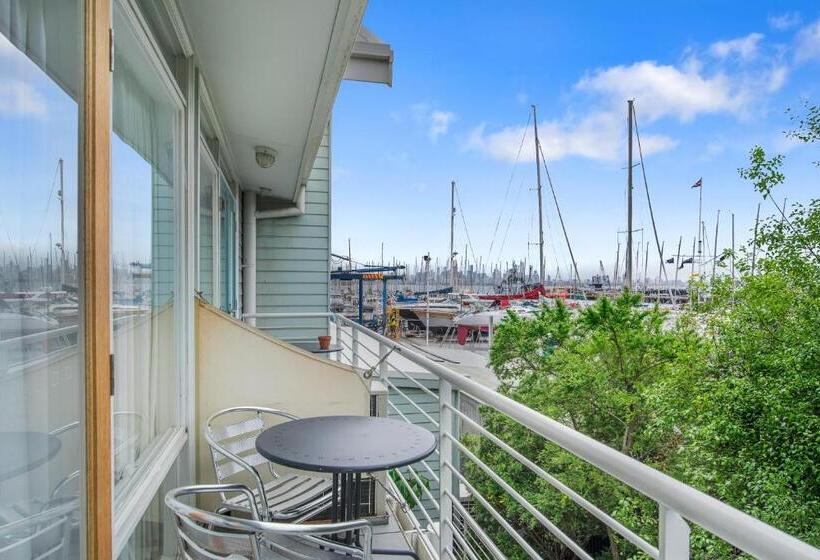 Отель Aligned Corporate Residences Williamstown