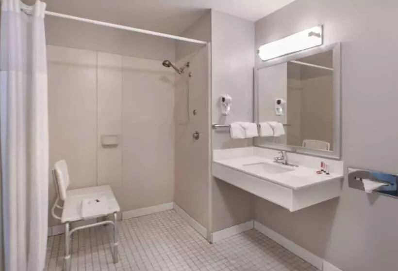 هتل Baymont By Wyndham Albuquerque Airport