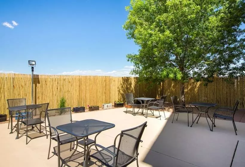 هتل Baymont By Wyndham Albuquerque Airport