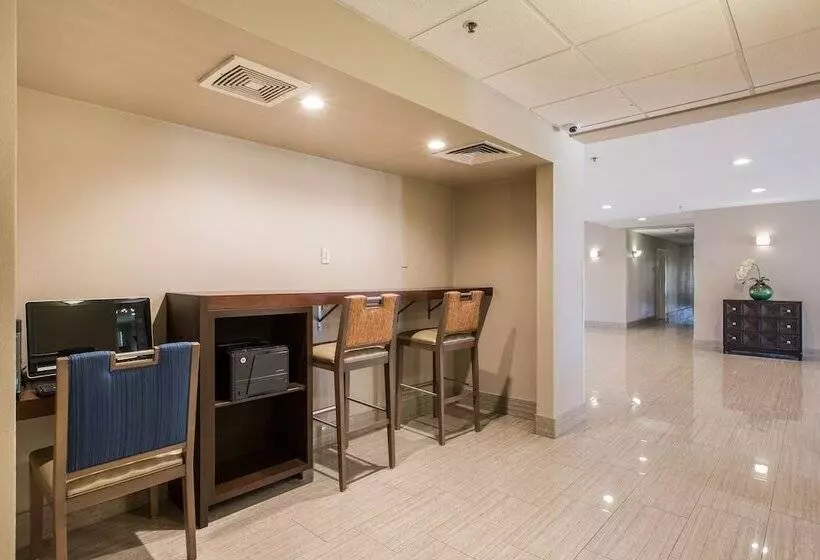 هتل Baymont By Wyndham Albuquerque Airport