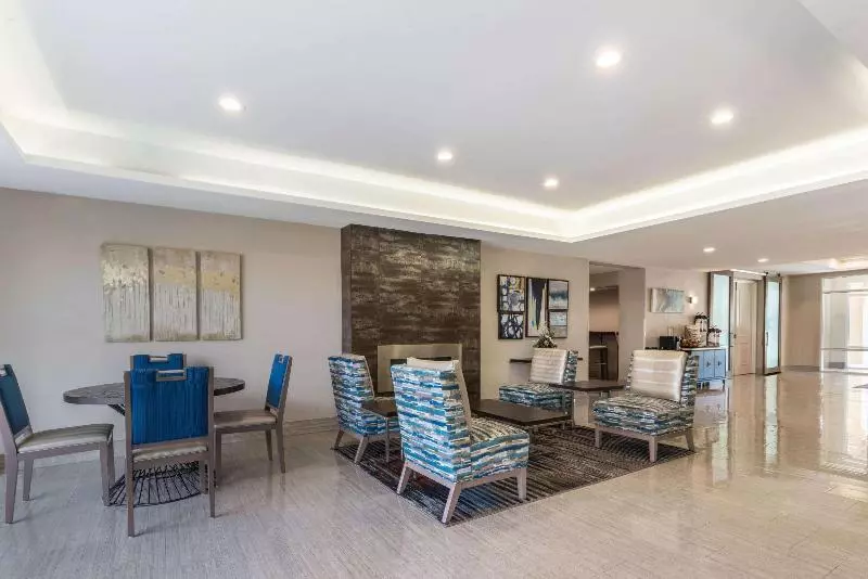 هتل Baymont By Wyndham Albuquerque Airport