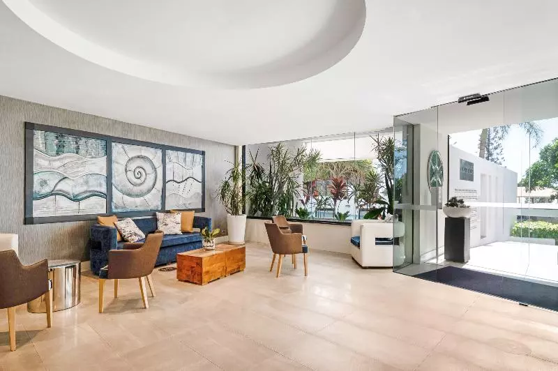 Отель Mantra Coolangatta Beach