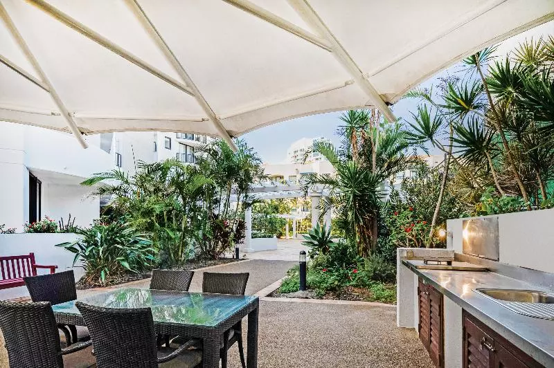 Отель Mantra Coolangatta Beach