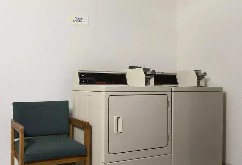 מוטל Super 8 By Wyndham Manistee