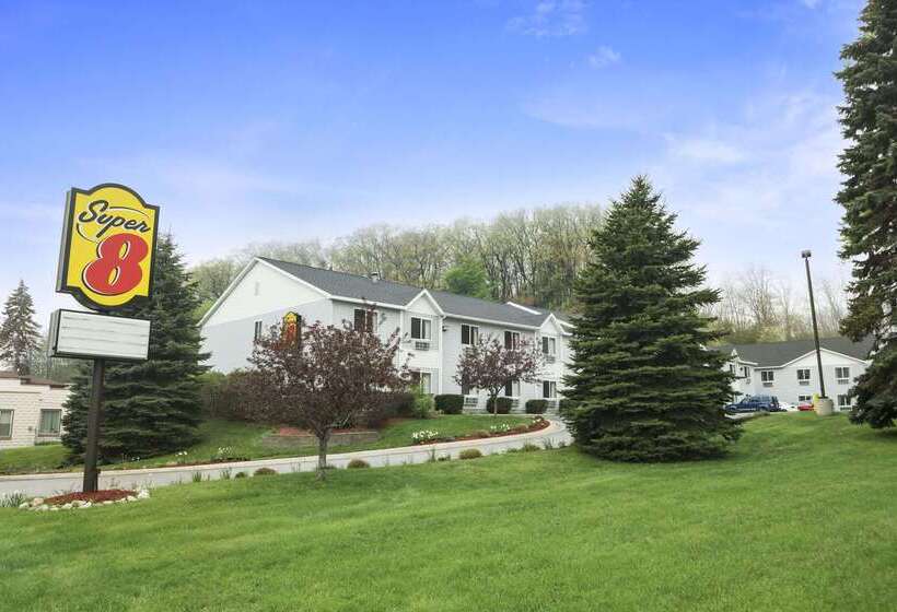 Motelli Super 8 By Wyndham Manistee