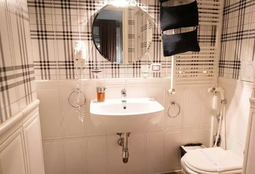 پانسیون Cconforthotels R&b Cavour   Self Check In