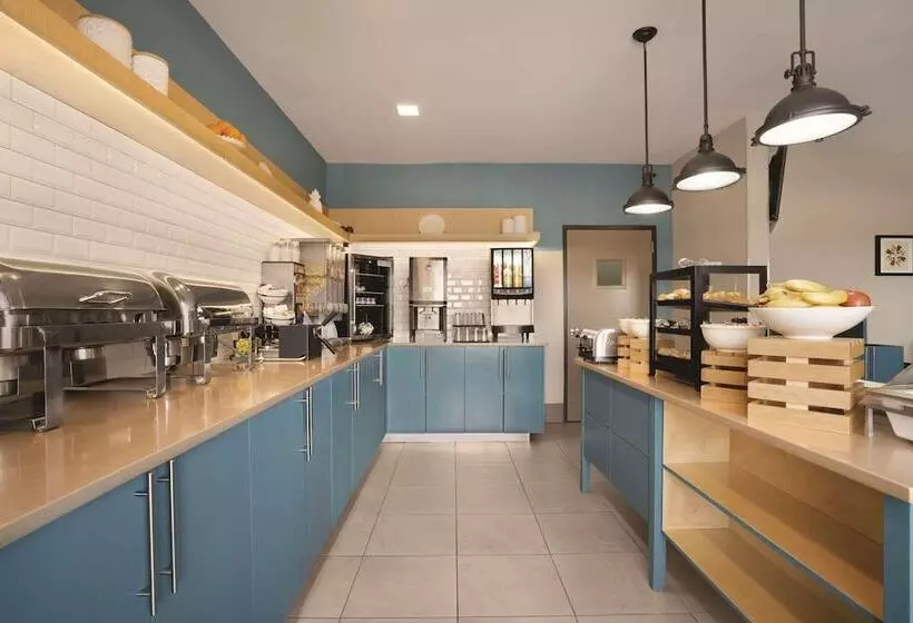 هتل Country Inn & Suites By Radisson, Moline Airport, Il