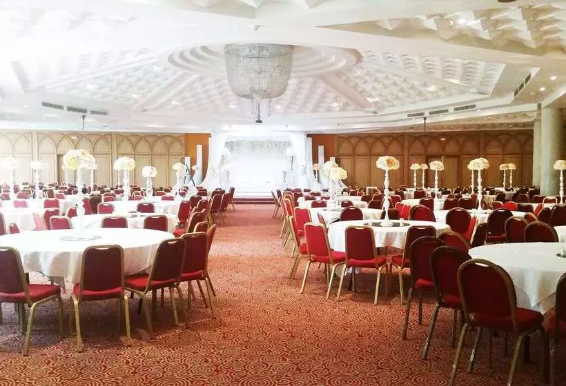 Отель Royal Tulip Taj Sultan