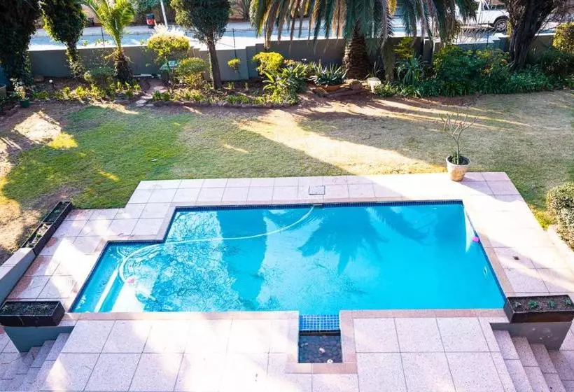 Majatalo 112 On Kloof Guesthouse