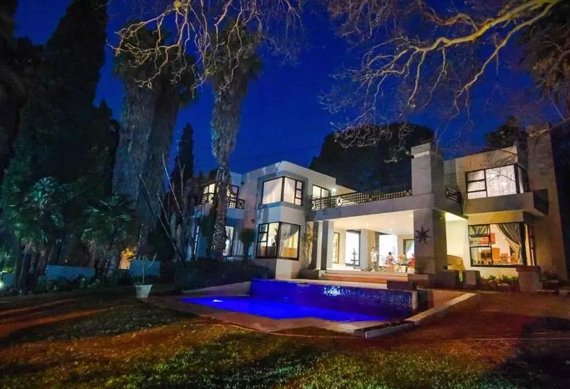 Majatalo 112 On Kloof Guesthouse