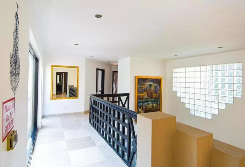 Majatalo 112 On Kloof Guesthouse