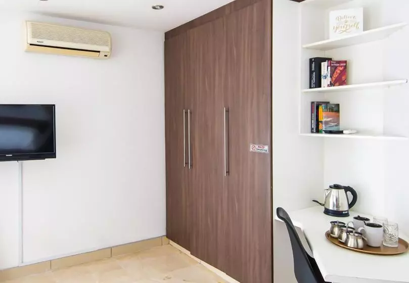 Majatalo 112 On Kloof Guesthouse