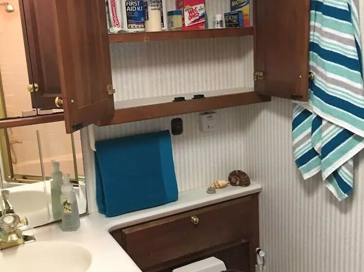 Hotelli The Great Escape Shirley With Hot Tub