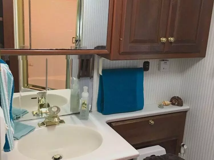 Hotelli The Great Escape Shirley With Hot Tub