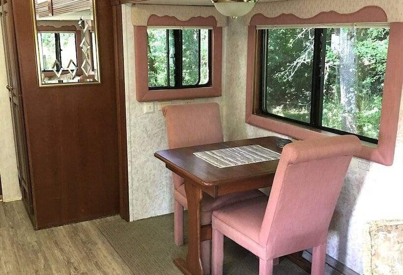 فندق The Great Escape Shirley With Hot Tub