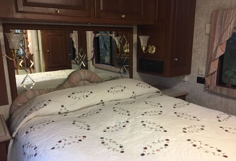 فندق The Great Escape Shirley With Hot Tub