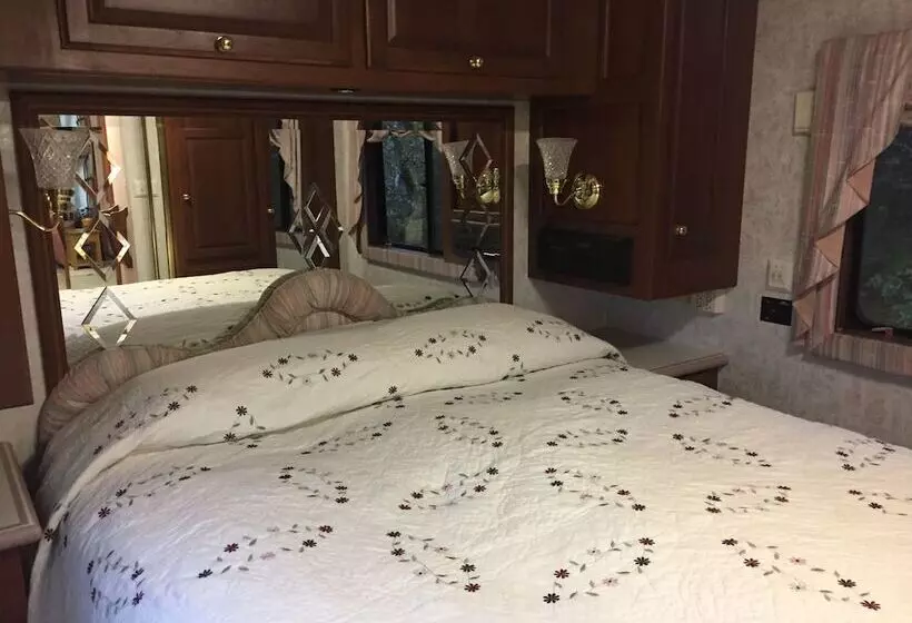 Hotelli The Great Escape Shirley With Hot Tub