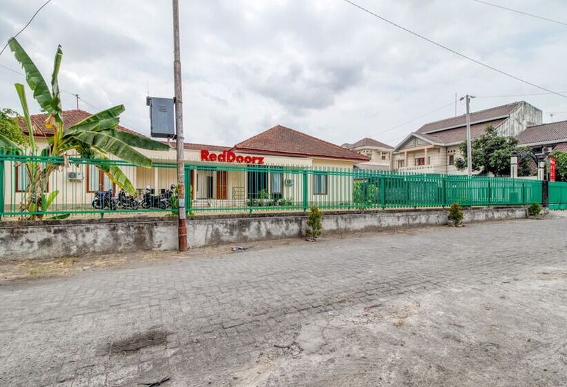 פנסיון Reddoorz Near Universitas Gajah Mada